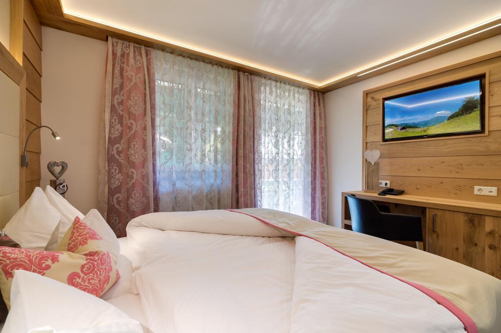 Hotel Fischerwirt Natur Waldspa Файстенау Стая снимка
